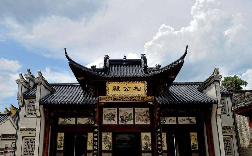 我想辞职老板不准还压了两个月的工资该怎么办？